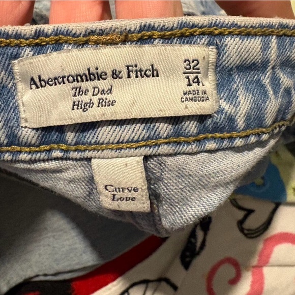 Abercrombie & Fitch Light Wash Women's Jeans - Casual Distressed Boyfriend Style - Picture 3 of 4